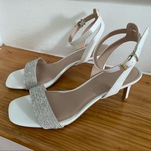 NEW Kelly & Katie white/silver sandal size 7.5M